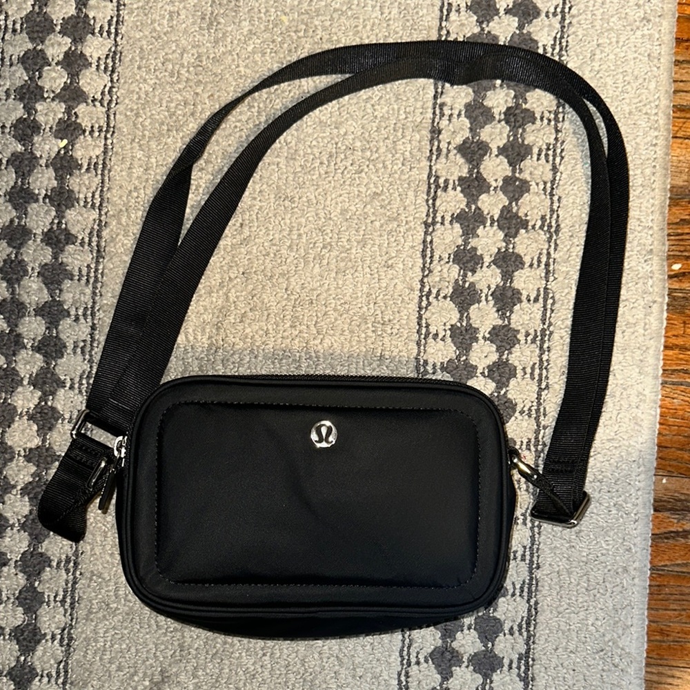 lululemon athletica Black Camera bag with Adjustable Strap —-NWOT